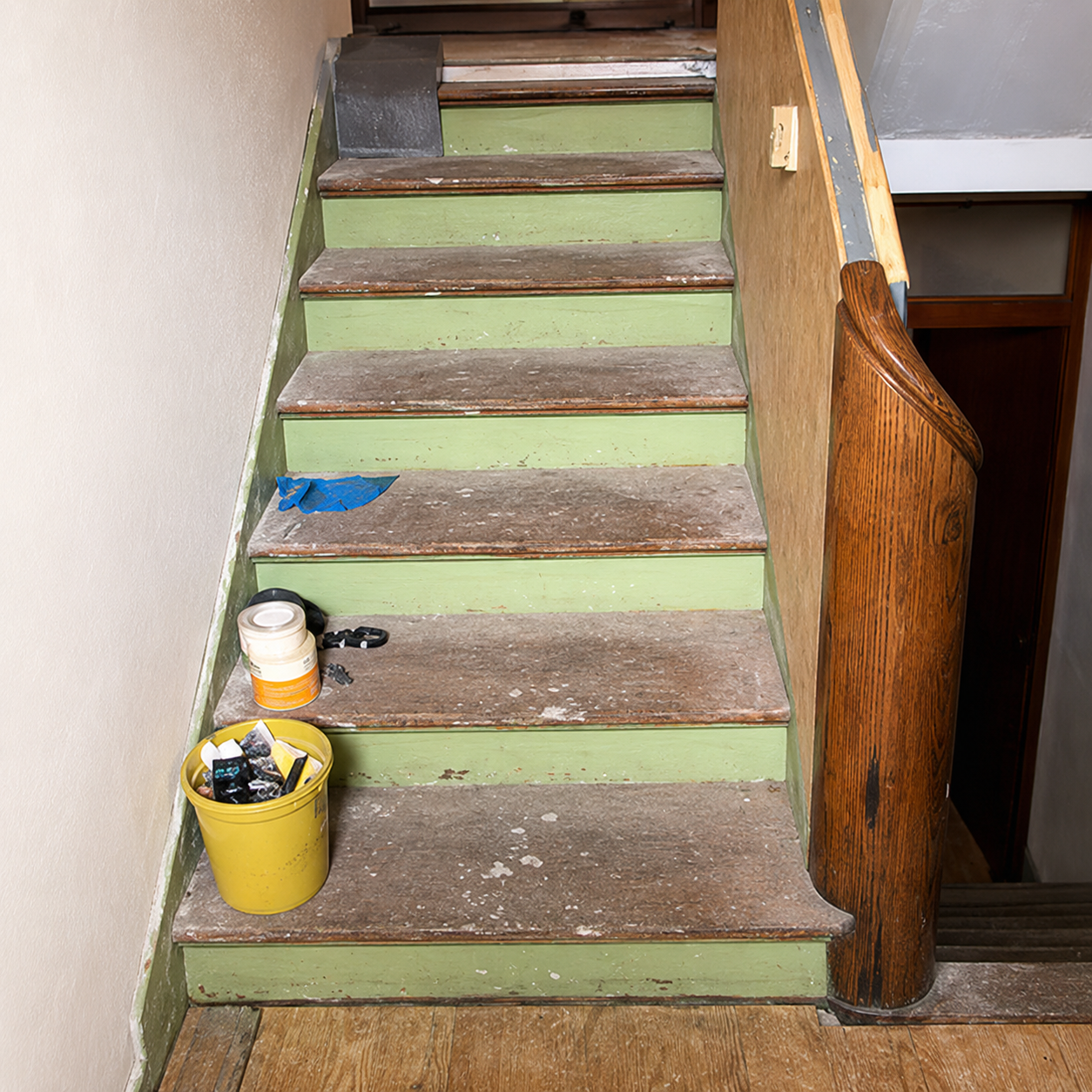 Alte Holztreppe im Altbau vor der Renovierung